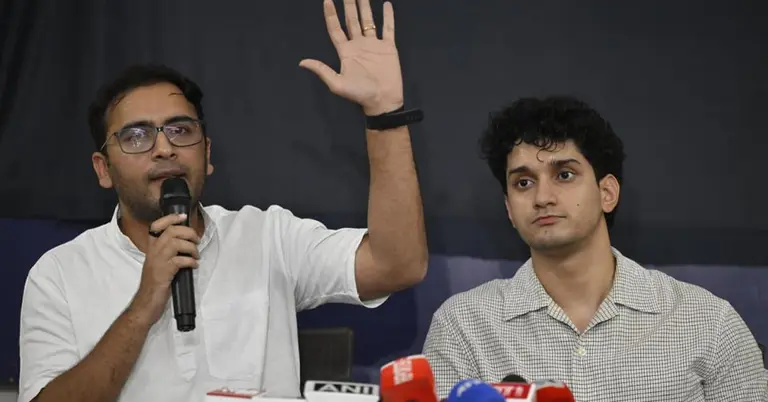 কনস্টিটিউশন ক্লাব অব ইন্ডিয়ায় কাকরোচ জনতা পার্টির প্রথম সংবাদ সম্মেলন